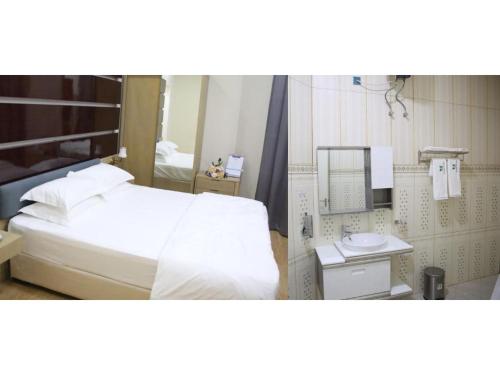 Habitación de hotel con cama y espejo en SAJ Farm Inn en Ibrā