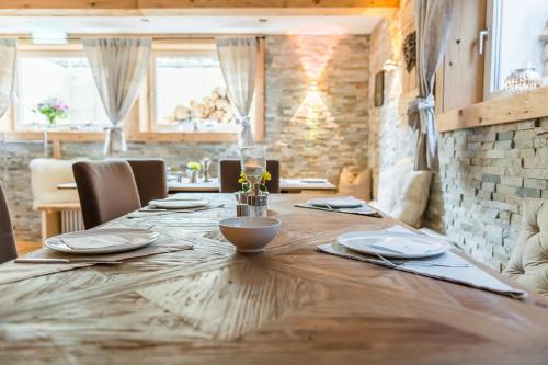 ゼーブルックにあるHotel garni - Chiemsee-Pension-Seebruckの木製テーブル(皿、皿付)