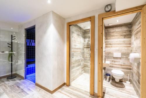 ein Bad mit einem WC und einer ebenerdigen Dusche in der Unterkunft Chalet Hirondelle Morzine - by EMERALD STAY in Morzine