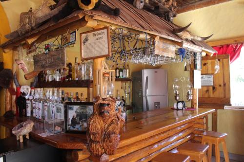 a bar with a wooden bear head on the counter at Hotel Paraiso del Oso in Cerocahuí