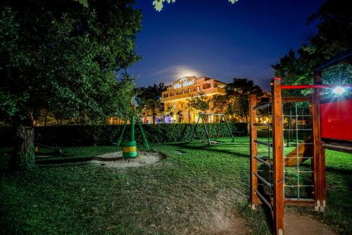 BuccinoにあるElia Hotelの夜の庭の遊び場
