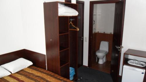 um pequeno quarto com uma cama e um WC em Vabriku Guesthouse em Talin