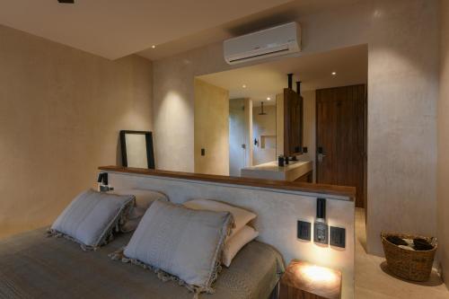 Ένα ή περισσότερα κρεβάτια σε δωμάτιο στο Casa Agape Hotel Tulum with Beach Club Access