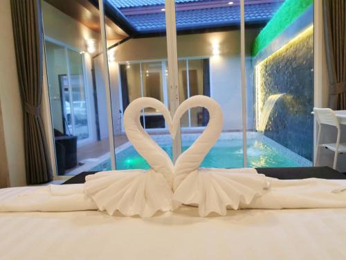 Una cama o camas en una habitación de The Apex private pool villa Krabi