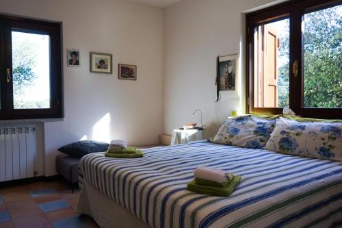 シニスコーラにあるCamera vista mare, ingresso indipendente in" Villa VìVì"のベッドとタオル2枚のある寝室