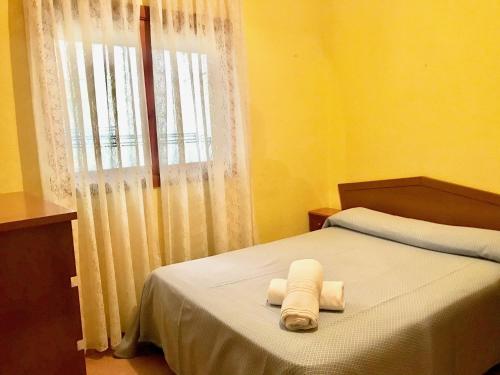 1 dormitorio con 1 cama con 2 toallas en Santo Domingo Apartment, en Benidorm