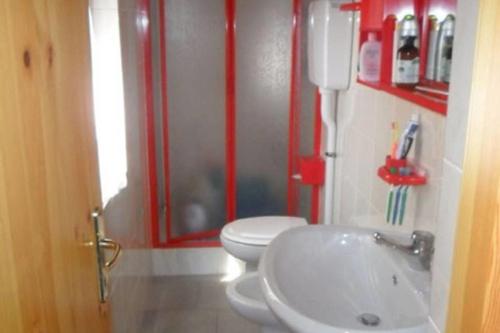 bagno con lavandino bianco e servizi igienici di Lo Chalet della Zia Marianna a Vercana