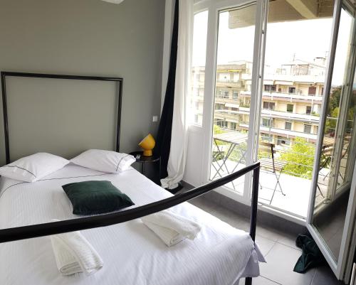 una camera con un letto e una grande finestra di City Life Apartments #2 a Ioannina