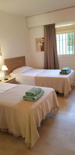 Postel nebo postele na pokoji v ubytování PUERTO ESTEPONA
