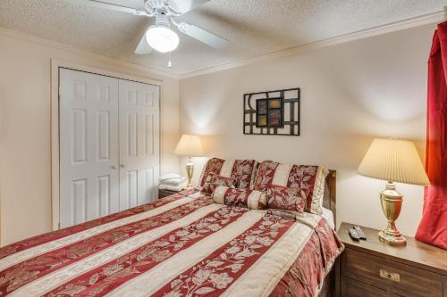 1 dormitorio con 1 cama y ventilador de techo en Stroll to Slopes, Village Area, Ski in-out MtLodge 333, en Snowshoe
