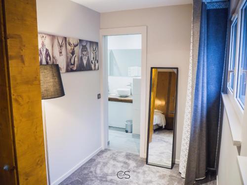 Ванная комната в Hôtel Restaurant La Couronne by K