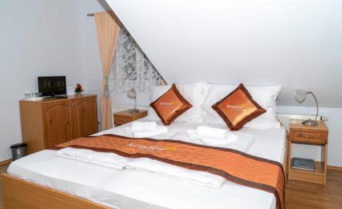 A bed or beds in a room at Sunshine Pension