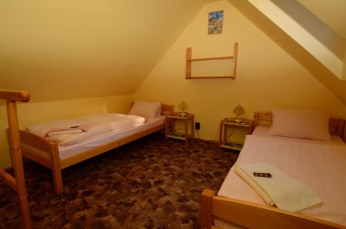 Un pat sau paturi într-o cameră la Pension Vladimír