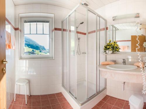 łazienka z prysznicem i umywalką w obiekcie Appartementhaus Pinnisblick w Neustift im Stubaital