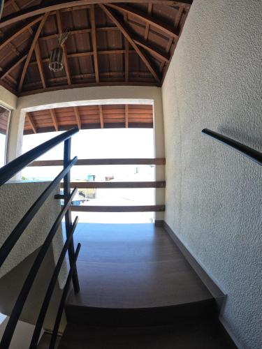 a stairway leading to a room with a ceiling at Morada da Marta in Guarda do Embaú