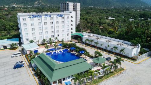 eine Luftansicht eines Hotels mit Pool in der Unterkunft Sanha Plus Hotel in Santa Marta