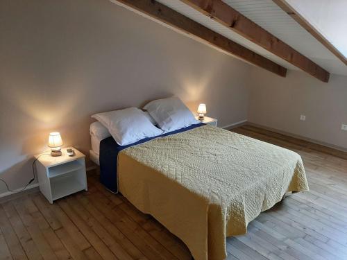 Säng eller sängar i ett rum på Les Monts Arlésien