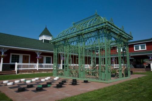 a green gazebo in front of a building at Beaver Valley Lodge in Leavenworth