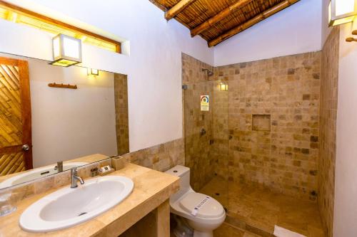 uma casa de banho com um lavatório e um WC em Balihai Bungalows em Canoas de Punta Sal