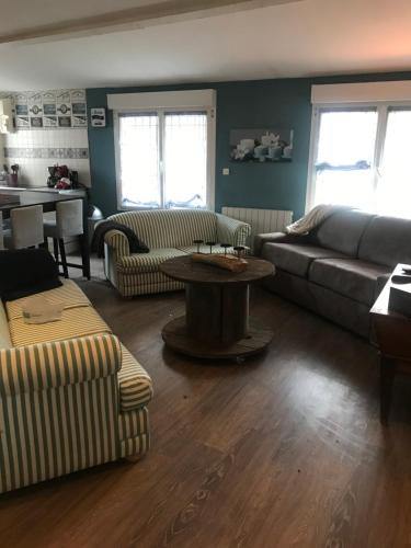 een woonkamer met een bank en een tafel bij l appart de Lilly in Pierry