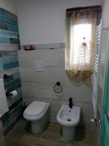 a small bathroom with a toilet and a sink at Il Castagneto in Camerino