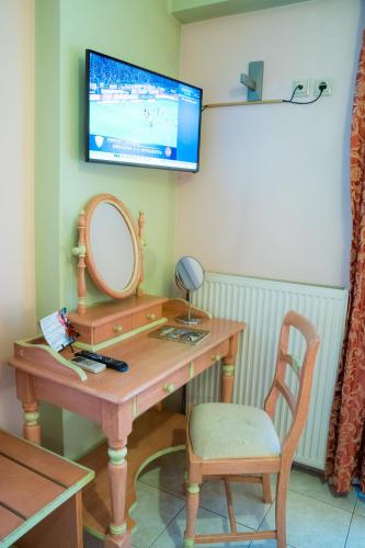 a dressing table with a mirror and a mirror at Yiannis Apartments in Ioannina