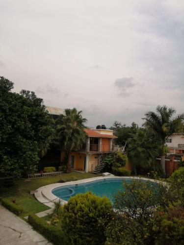 una piscina frente a una casa en HOTEL QUINTA DEL DESCANSO, en Cuautla Morelos