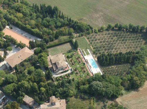 an aerial view of a house with a garden at Villa Cattani Stuart XVII secolo in Pesaro