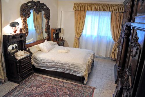 Кровать или кровати в номере Grand Museum Guest House