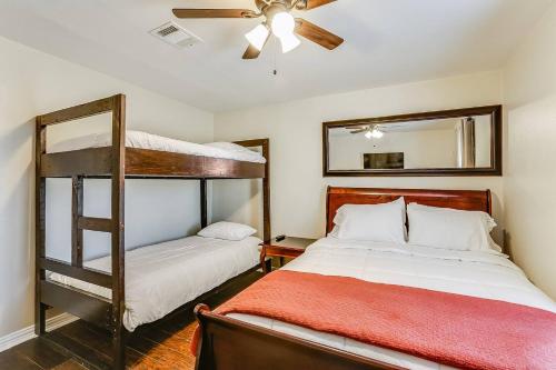 Gallery image of 2 miles to Downtown EaDo House Jr in Houston