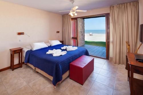 1 dormitorio con cama y vistas al océano en Altaplaya, en Las Gaviotas