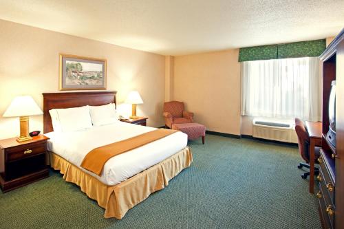 une chambre d'hôtel avec un lit et une télévision dans l'établissement Holiday Inn Express and Suites Pittsburgh West Mifflin, an IHG Hotel, à West Mifflin