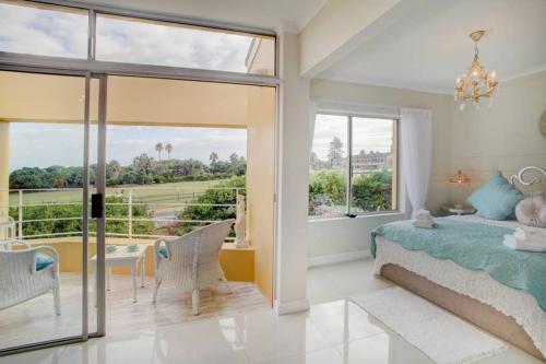 Posezení v ubytování L`Azur : Elegant Apartment with Sea View
