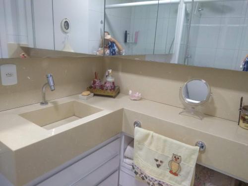 La salle de bains est pourvue d'un lavabo et d'un miroir. dans l'établissement Ap Tia Dete Cachoeira, à Florianópolis