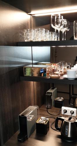 a kitchen with glasses and appliances on a shelf at Guesthouse Centrum Hengelo in Hengelo