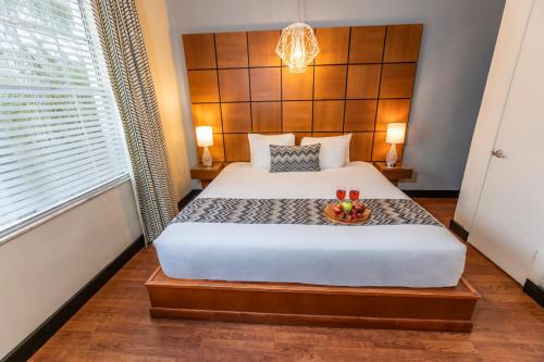Un dormitorio con una cama grande y una lámpara de araña. en Chesterfield Hotel & Suites, en Miami Beach
