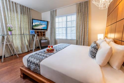 Una cama o camas en una habitación de Chesterfield Hotel & Suites