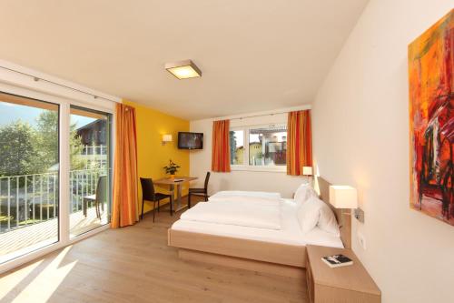 Katil atau katil-katil dalam bilik di Die Dorfvilla - Includes Tauern Spa Kaprun Wellness Access 13 km away
