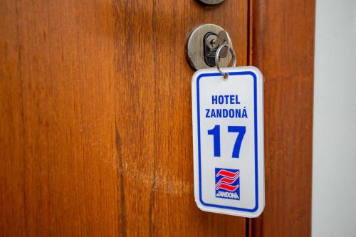 Ein Zertifikat, Auszeichnung, Logo oder anderes Dokument, das in der Unterkunft Hotel Zandoná ausgestellt ist