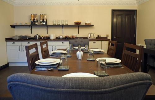 una mesa con platos y vasos en ella en una cocina en Appin House en Fort Augustus