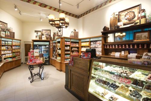 a store with a display case in a store at The Ahwahnee in Yosemite Village