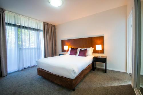 מיטה או מיטות בחדר ב-Mantra Wollongong