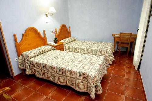 Giường trong phòng chung tại Hotel Rural Ocell Francolí
