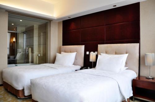 מיטה או מיטות בחדר ב-Pullman Beijing South