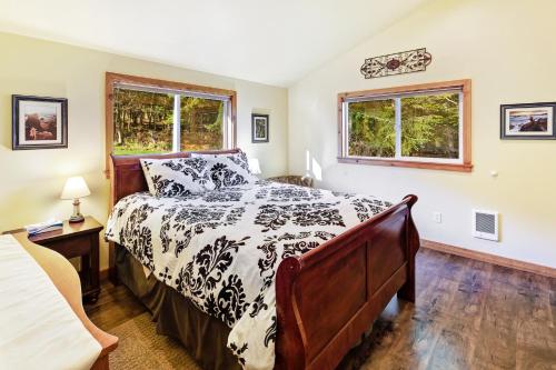 Un pat sau paturi într-o cameră la Obstruction Pass Cottage