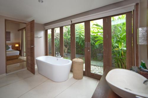 Ванная комната в Mora Royal Villa