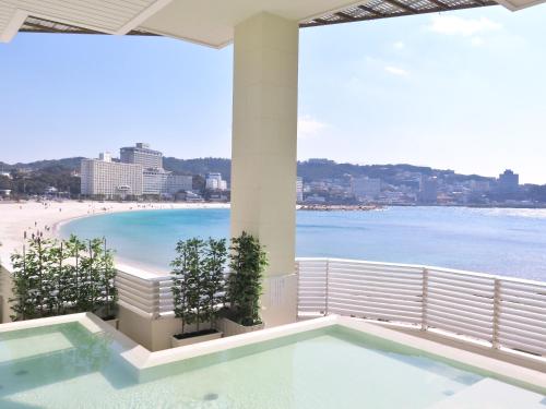 una vista sulla spiaggia dal balcone di un edificio di Shiraraso Grand Hotel a Shirahama