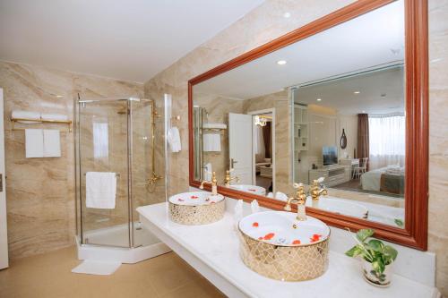 Vonios kambarys apgyvendinimo įstaigoje Thông Đỏ Hotel