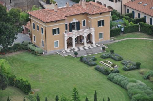 an aerial view of a large house with a yard at Casale DI Tormaggiore Villa And Country Suites in Pomezia