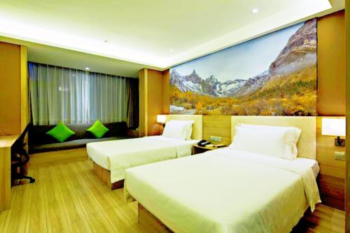 Ліжко або ліжка в номері Atour Hotel Chengdu Wuhou Temple
